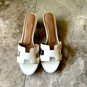 White sandals with heel never worn new size 39